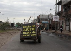 Carro con cartel contra Macri y Vidal