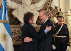 Javier Milei tomando juramento a Federico Sturzenegger