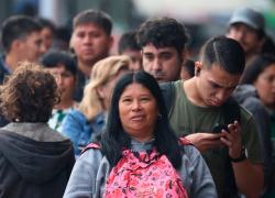 mujer mirando a cámara